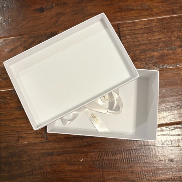 CHRISTIAN DIOR Gift Box & Ribbon - Picture 3 of 8